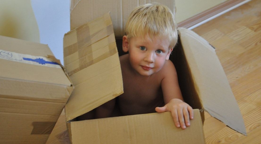 dítě v krabici